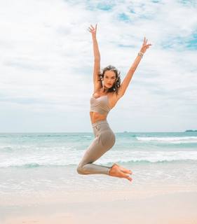 Alessandra Ambrosio feet photo thumbnail