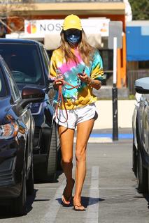 Alessandra Ambrosio feet photo thumbnail