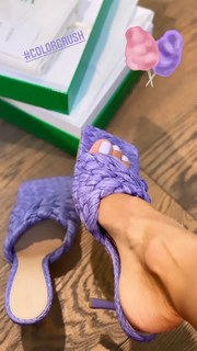 Alessandra Ambrosio feet photo thumbnail