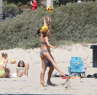 Alessandra Ambrosio feet photo thumbnail