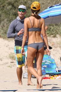 Alessandra Ambrosio feet photo thumbnail