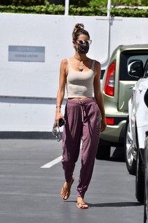 Alessandra Ambrosio feet photo thumbnail