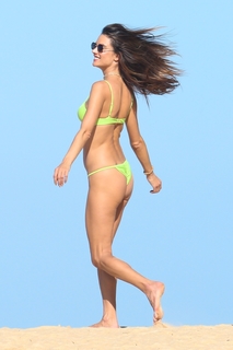Alessandra Ambrosio feet photo thumbnail