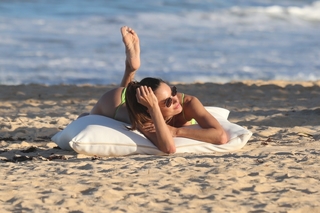 Alessandra Ambrosio feet photo thumbnail