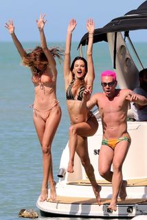 Alessandra Ambrosio feet photo thumbnail