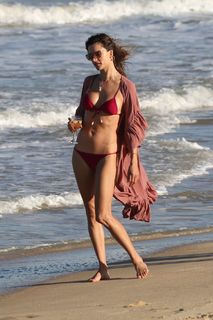 Alessandra Ambrosio feet photo thumbnail