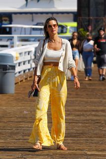 Alessandra Ambrosio feet photo thumbnail