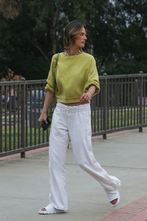 Alessandra Ambrosio feet photo thumbnail