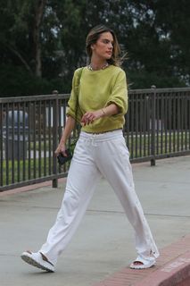 Alessandra Ambrosio feet photo thumbnail
