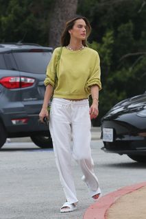 Alessandra Ambrosio feet photo thumbnail
