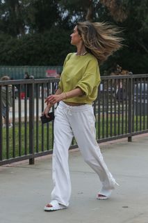 Alessandra Ambrosio feet photo thumbnail
