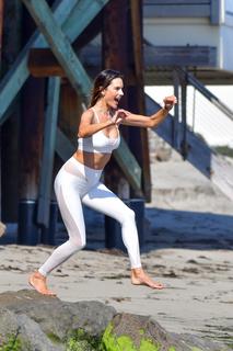 Alessandra Ambrosio feet photo thumbnail