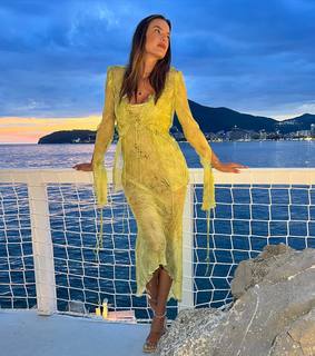 Alessandra Ambrosio feet photo thumbnail