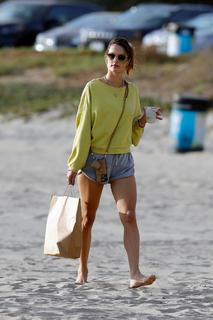 Alessandra Ambrosio feet photo thumbnail