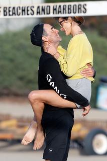 Alessandra Ambrosio feet photo thumbnail