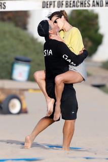 Alessandra Ambrosio feet photo thumbnail