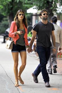 Alessandra Ambrosio feet photo thumbnail