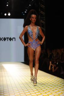 Alessandra Ambrosio feet photo thumbnail
