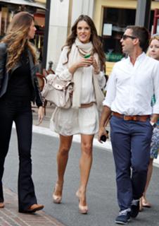Alessandra Ambrosio feet photo thumbnail