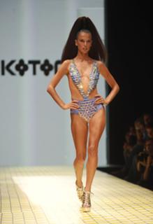 Alessandra Ambrosio feet photo thumbnail