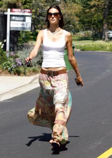 Alessandra Ambrosio feet photo thumbnail
