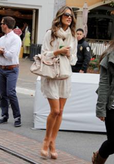 Alessandra Ambrosio feet photo thumbnail