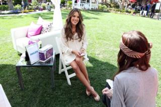 Alessandra Ambrosio feet photo thumbnail