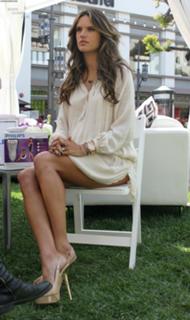 Alessandra Ambrosio feet photo thumbnail
