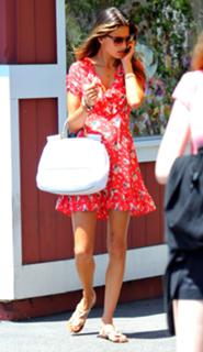 Alessandra Ambrosio feet photo thumbnail