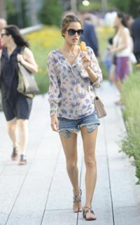 Alessandra Ambrosio feet photo thumbnail