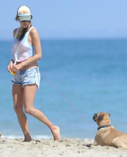 Alessandra Ambrosio feet photo thumbnail
