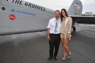 Alessandra Ambrosio feet photo thumbnail