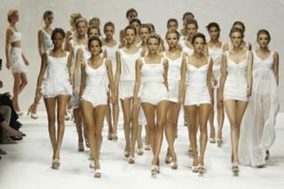 Alessandra Ambrosio feet photo thumbnail
