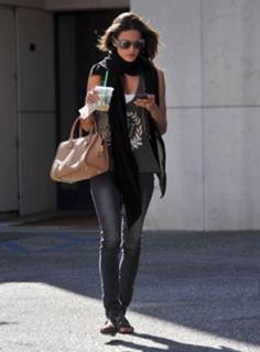 Alessandra Ambrosio feet photo thumbnail