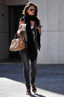 Alessandra Ambrosio feet photo thumbnail