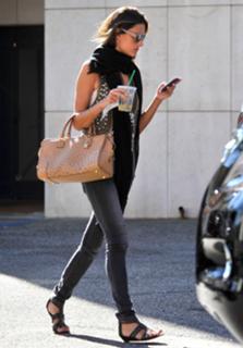 Alessandra Ambrosio feet photo thumbnail
