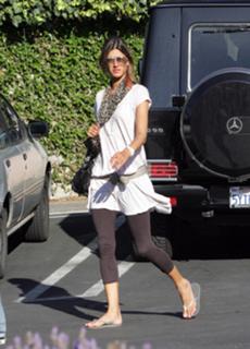 Alessandra Ambrosio feet photo thumbnail