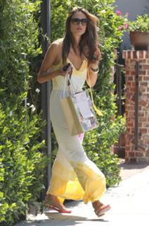 Alessandra Ambrosio feet photo thumbnail