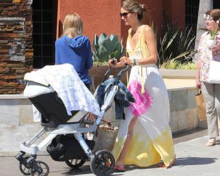 Alessandra Ambrosio feet photo thumbnail