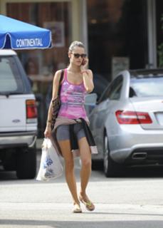 Alessandra Ambrosio feet photo thumbnail