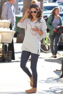 Alessandra Ambrosio feet photo thumbnail