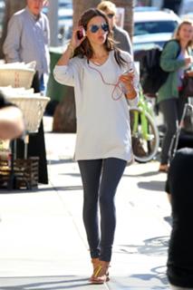 Alessandra Ambrosio feet photo thumbnail