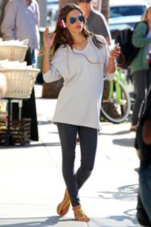 Alessandra Ambrosio feet photo thumbnail