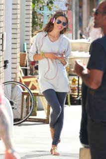 Alessandra Ambrosio feet photo thumbnail