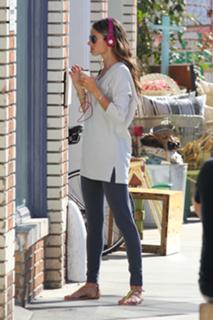 Alessandra Ambrosio feet photo thumbnail