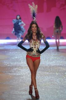 Alessandra Ambrosio feet photo thumbnail