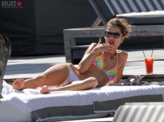Alessandra Ambrosio feet photo thumbnail