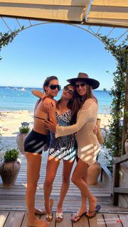 Alessandra Ambrosio feet photo thumbnail