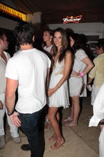 Alessandra Ambrosio feet photo thumbnail