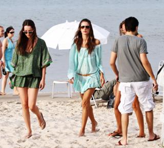 Alessandra Ambrosio feet photo thumbnail
